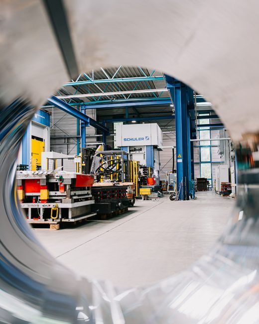 Produktionshalle mit automatisierter Fertigungstechnik