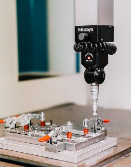 3D-Messmaschine zur präzisen Vermessung eines Metallbauteils