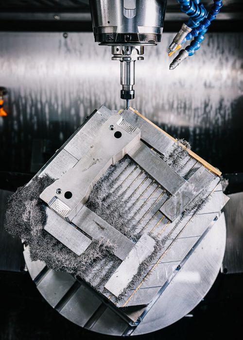 Präzisionsbearbeitung eines Metallbauteils auf einer CNC-Fräsmaschine