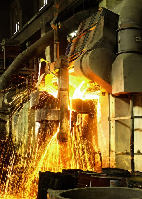 Flüssiges Metall beim Gießprozess in einer Industriegießerei